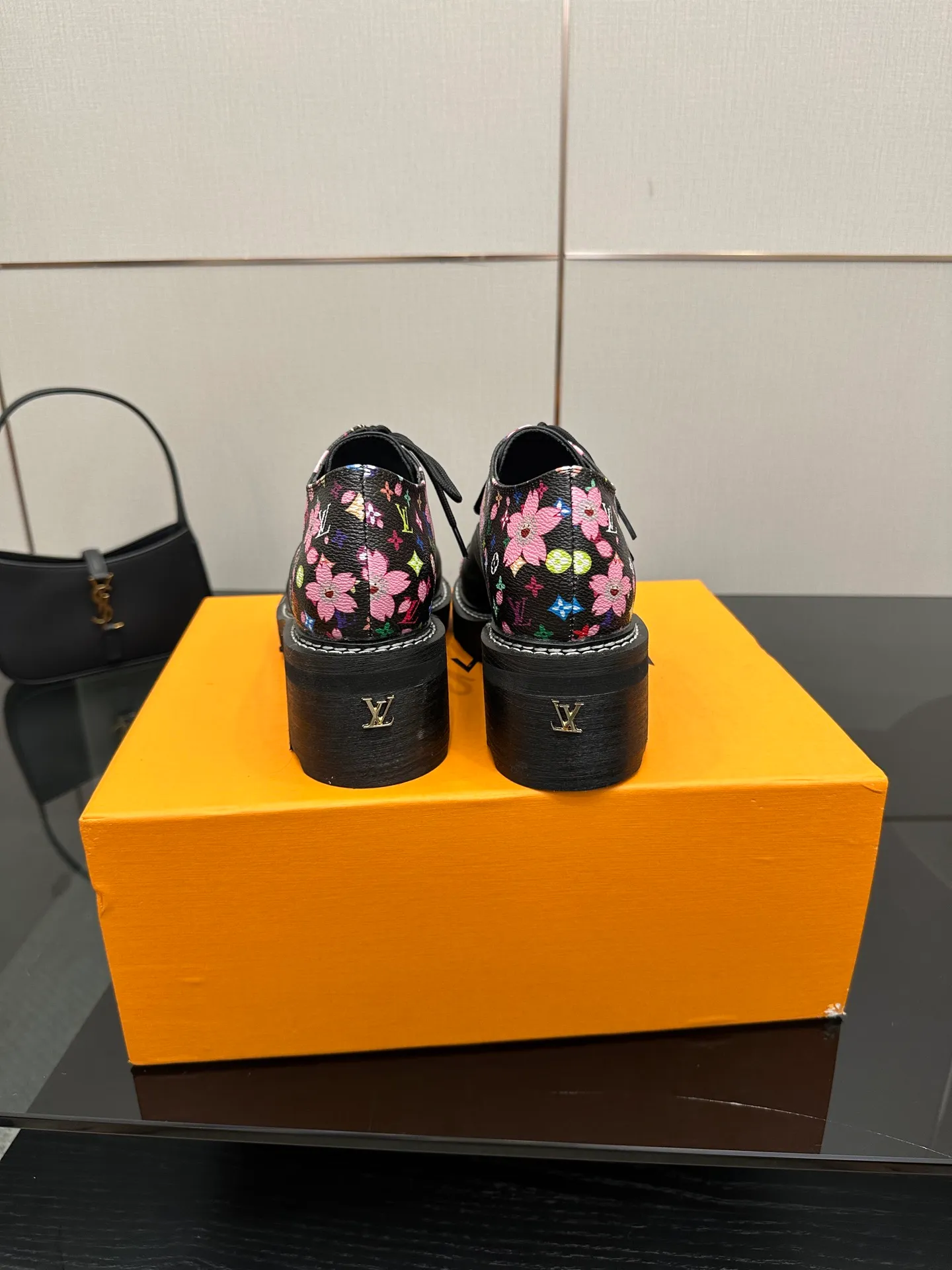 👟👟Ex-factory price 720👟👟 LOUIS VUITTON Louis Vuitton counter latest model top version LV inner cowhide material is real! Original 1:1 material reproduction! Modern and casual in one! Release a strong aura like a queen 🔥Capture everyone's attention instantly💃 Inner/foot pads: imported cowhide Fabric: cowhide Outsole: full genuine leather Code number: 35-41 (40, 41, 42 customizations are not returnable)